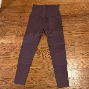 Like New Athleta Women’s Aurora Rib 7/8 Legging. Purple High-Waisted Leggings